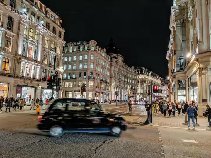 Off Oxford Circus! Large Unique Artist'S Family And Friends Home Лондон Екстериор снимка